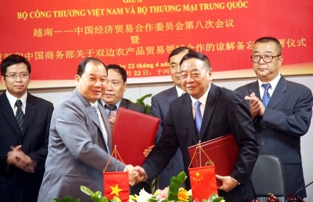 Vietnam, China committed to increasing trade to 60 billion USD by 2015  - ảnh 1